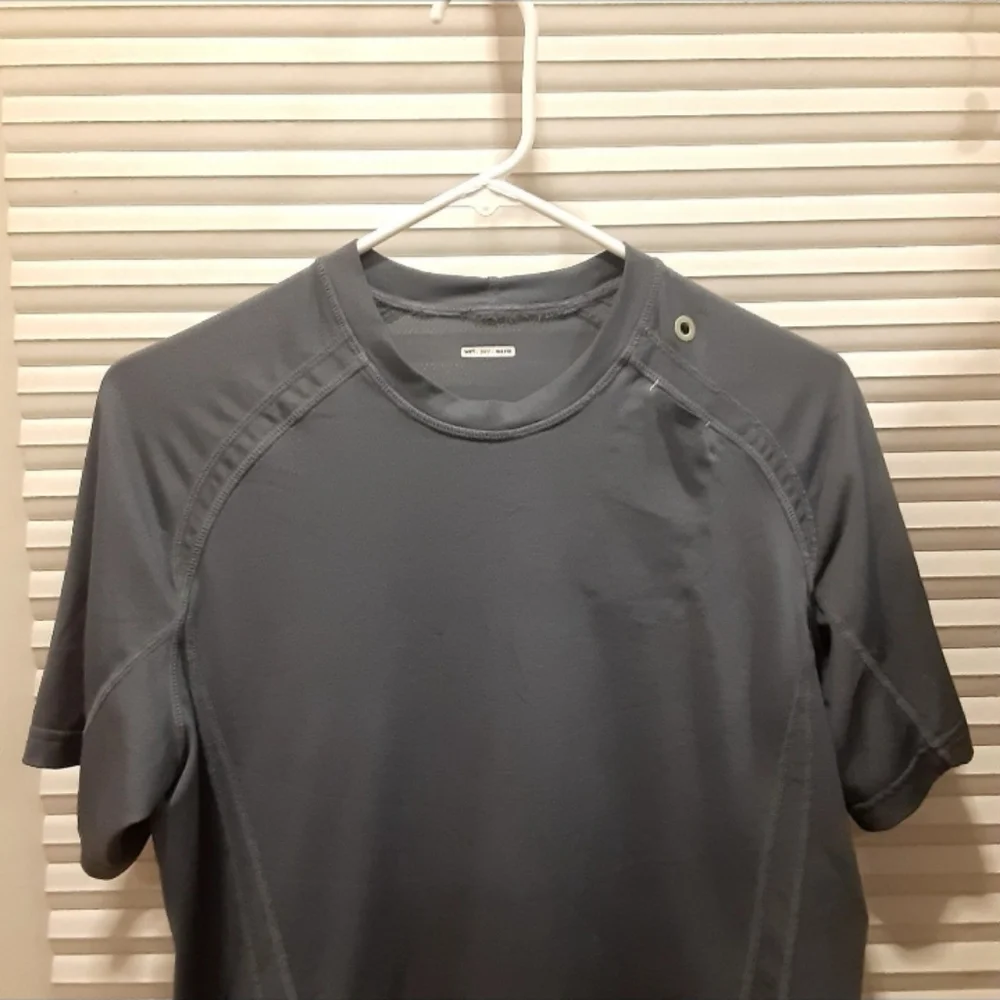 Lululemon athletica  unisex shirt. Size medium . Gray color - Picture 5 of 9